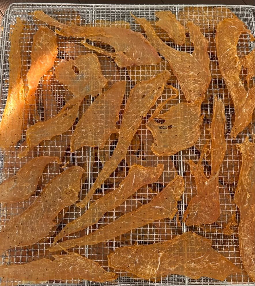 Tiras de pechuga de pollo deshidratadas en rejilla